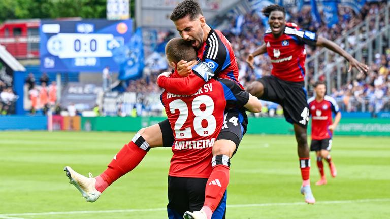 Hamburgs Torschütze Ludovit Reis jubelt mit Hamburgs Miro Muheim über das Tor zum 0:1 gegen Darmstadt am 03.05.2025.