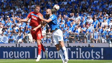 Kopfball Phil Harres (Holstein Kiel) und Aleksandar Vukotic (SV Darmstadt 98) kämpfen. 