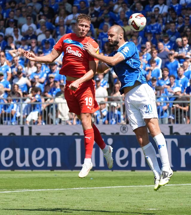 Kopfball Phil Harres (Holstein Kiel) und Aleksandar Vukotic (SV Darmstadt 98) kämpfen. 
