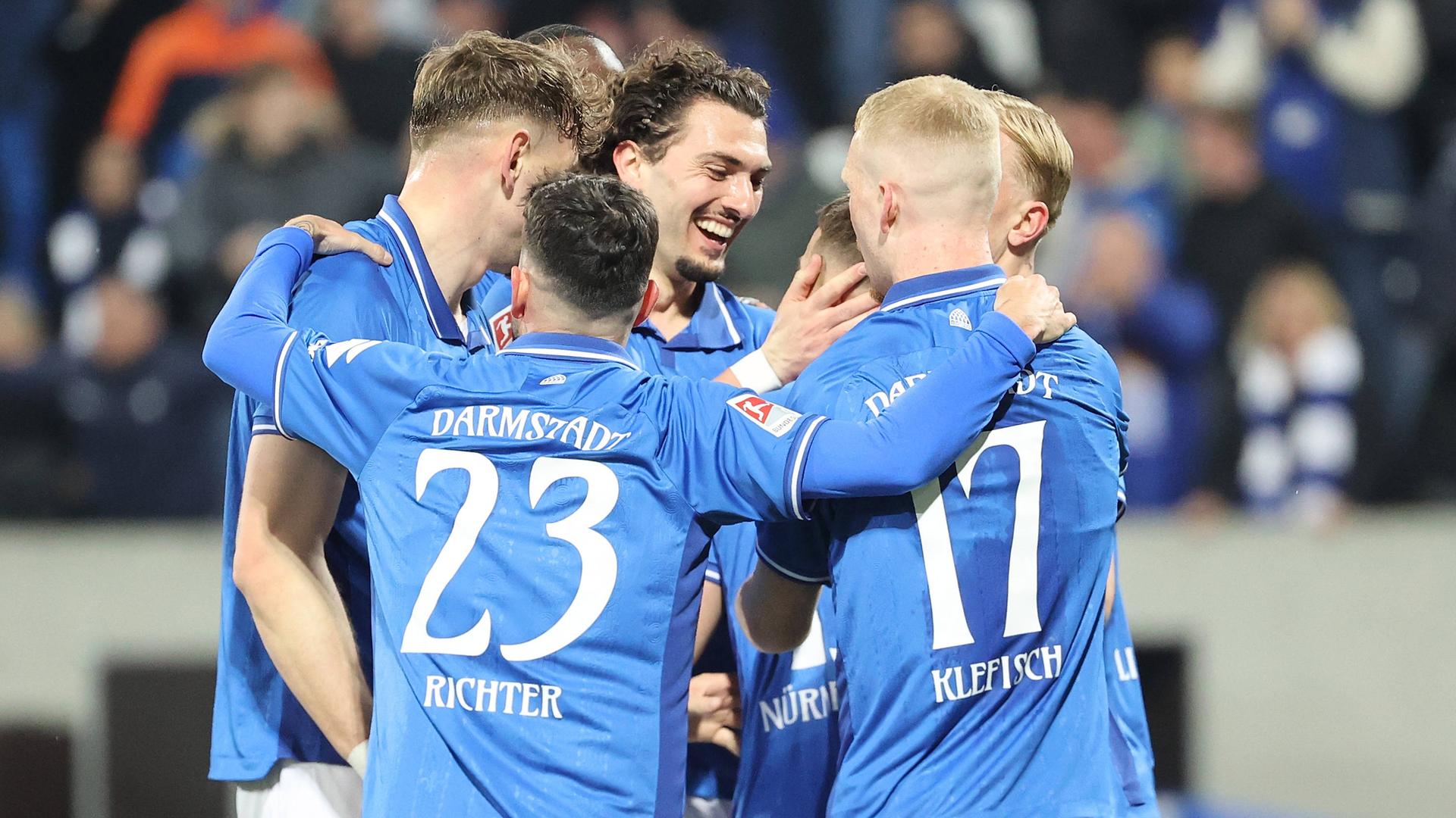 Fraser Hornby (Mitte) und der SV Darmstadt haben die Rückkehr in die Bundesliga vor Augen.