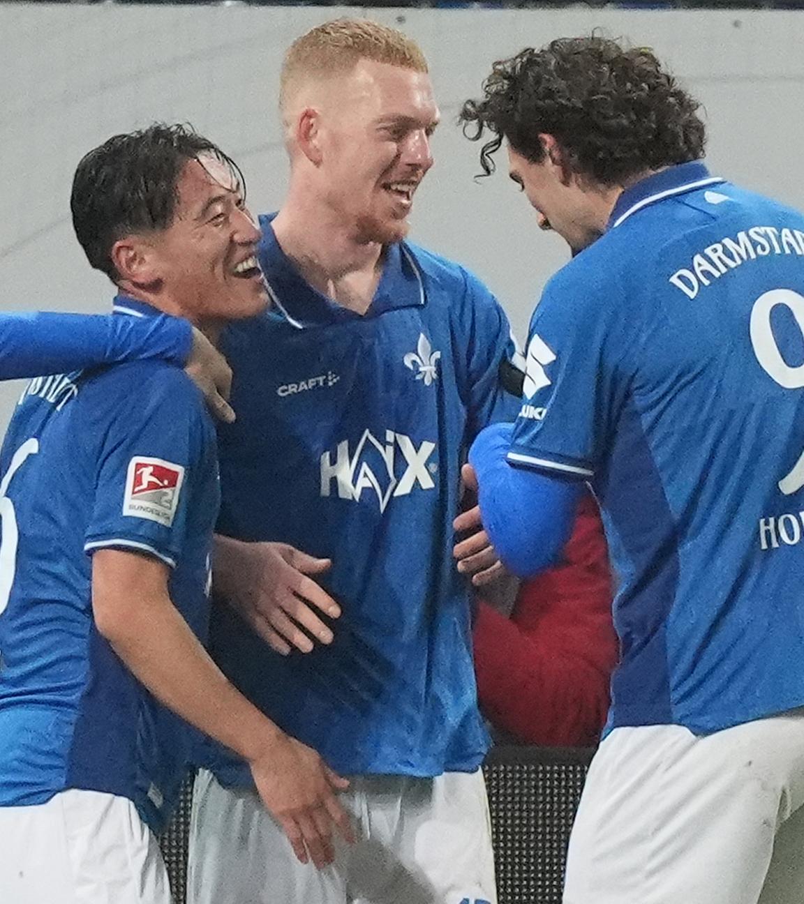 Kai Klefisch feiert sein Tor zum 3:0 für den SV Darmstadt 98 mit Frasier Hornby und Hiroki Akiyama im Zweitligaspiel gegen den 1. FC Kaiserslautern