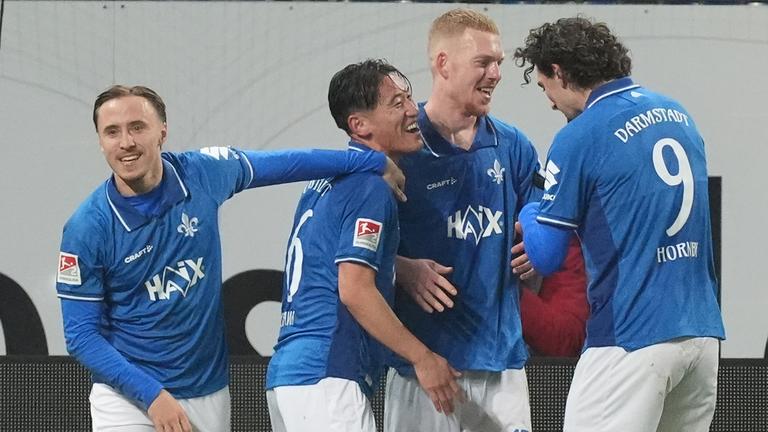 Kai Klefisch feiert sein Tor zum 3:0 für den SV Darmstadt 98 mit Frasier Hornby und Hiroki Akiyama im Zweitligaspiel gegen den 1. FC Kaiserslautern