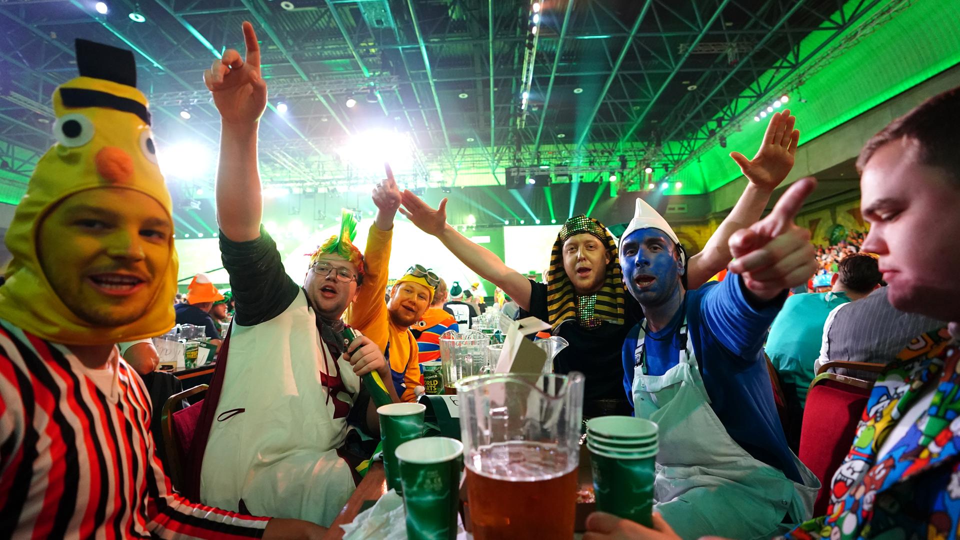 Fans feiern während der Paddy Power World Darts Championship im Alexandra Palace.