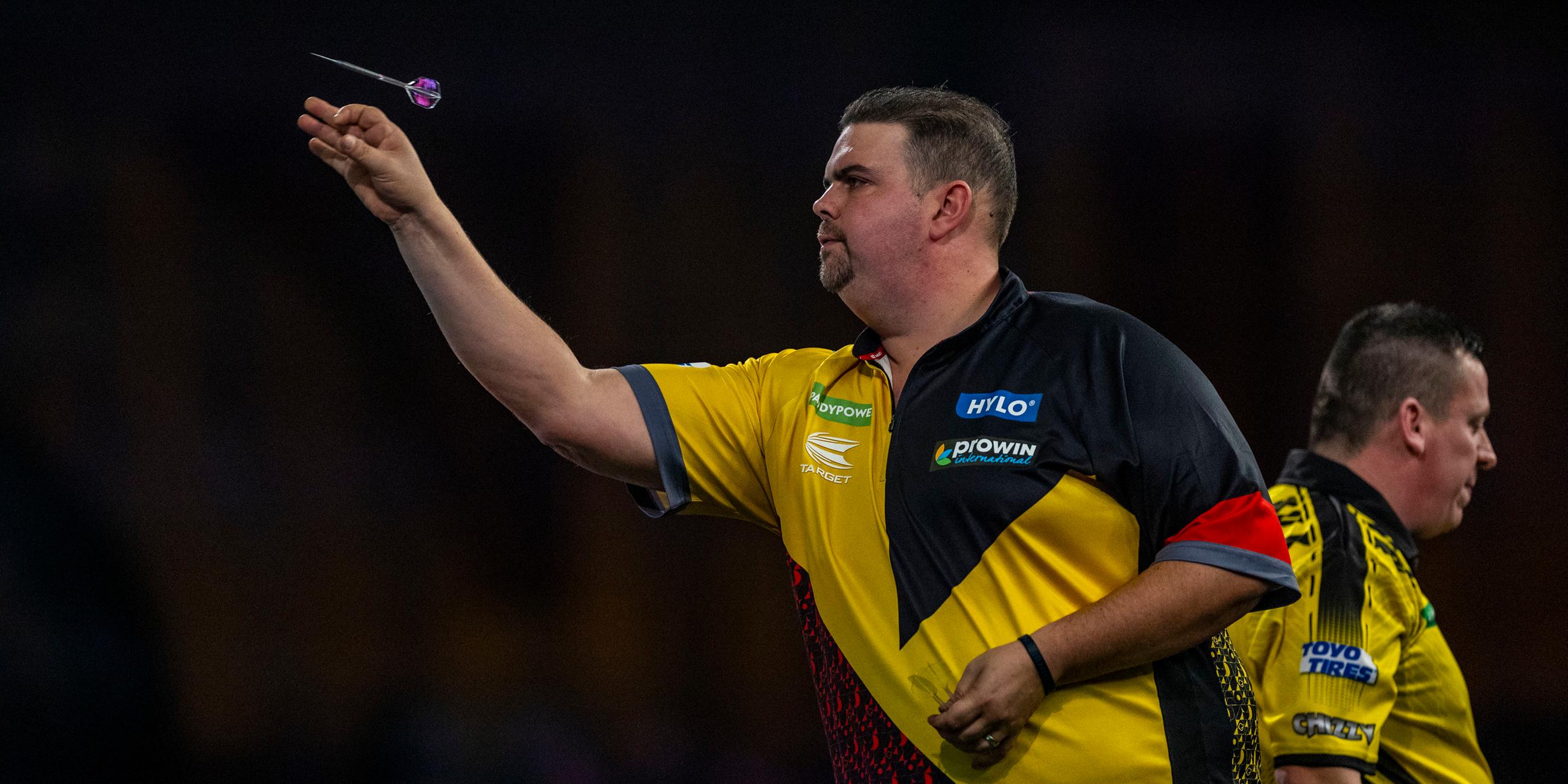 Darts-WM: Gabriel Clemens (l.) unterliegt Dave Chisnall.