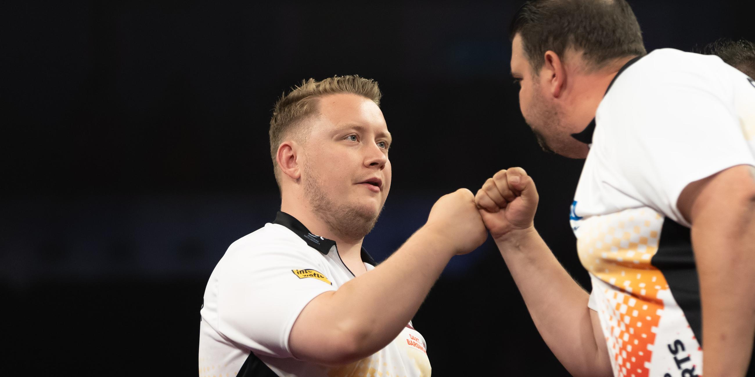 Martin Schindler und Gabriel Clemens schlagen die Fäuste zusammen