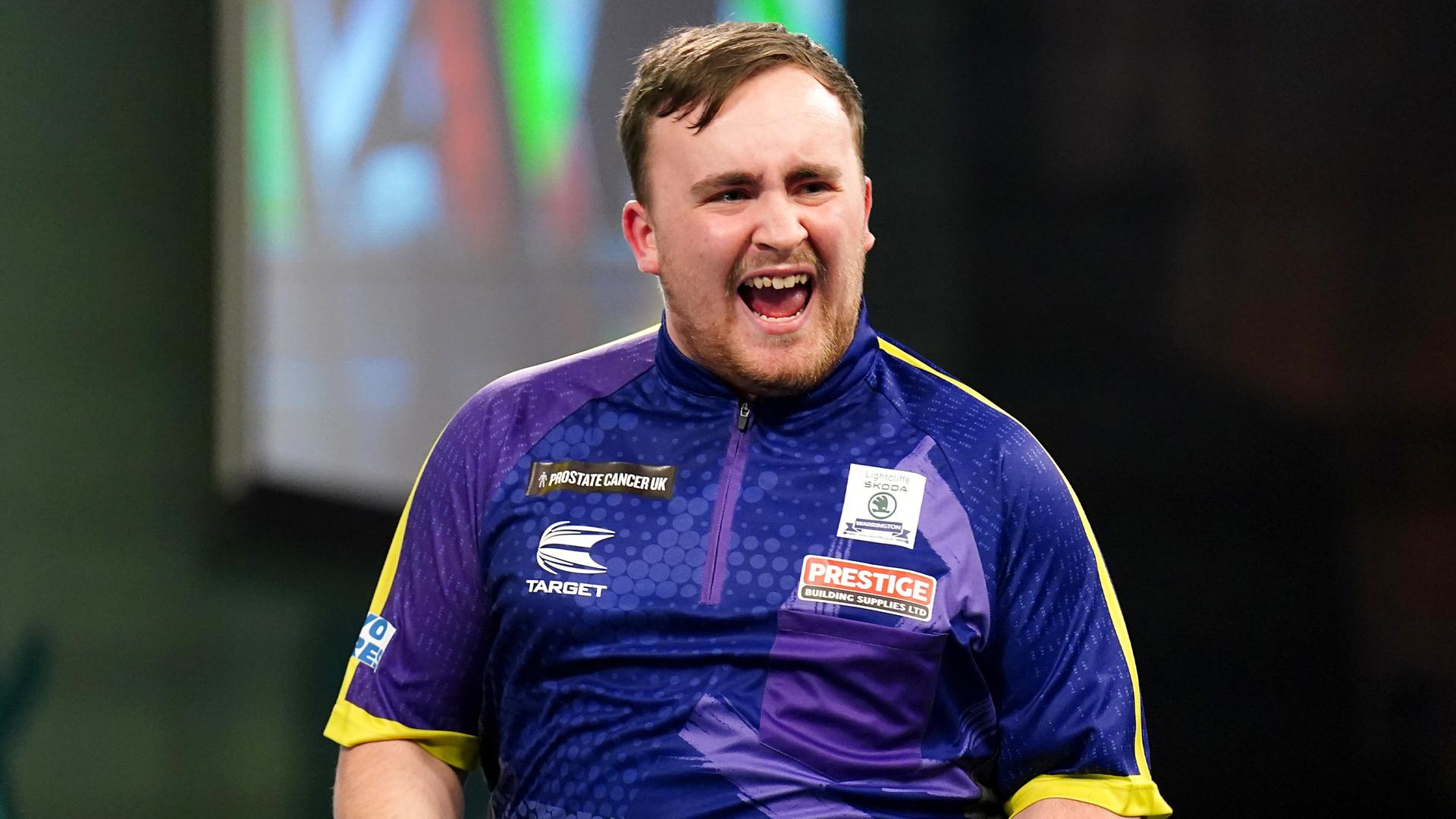 Luke Littler jubelt während seines Spiels am 02.01.2024.