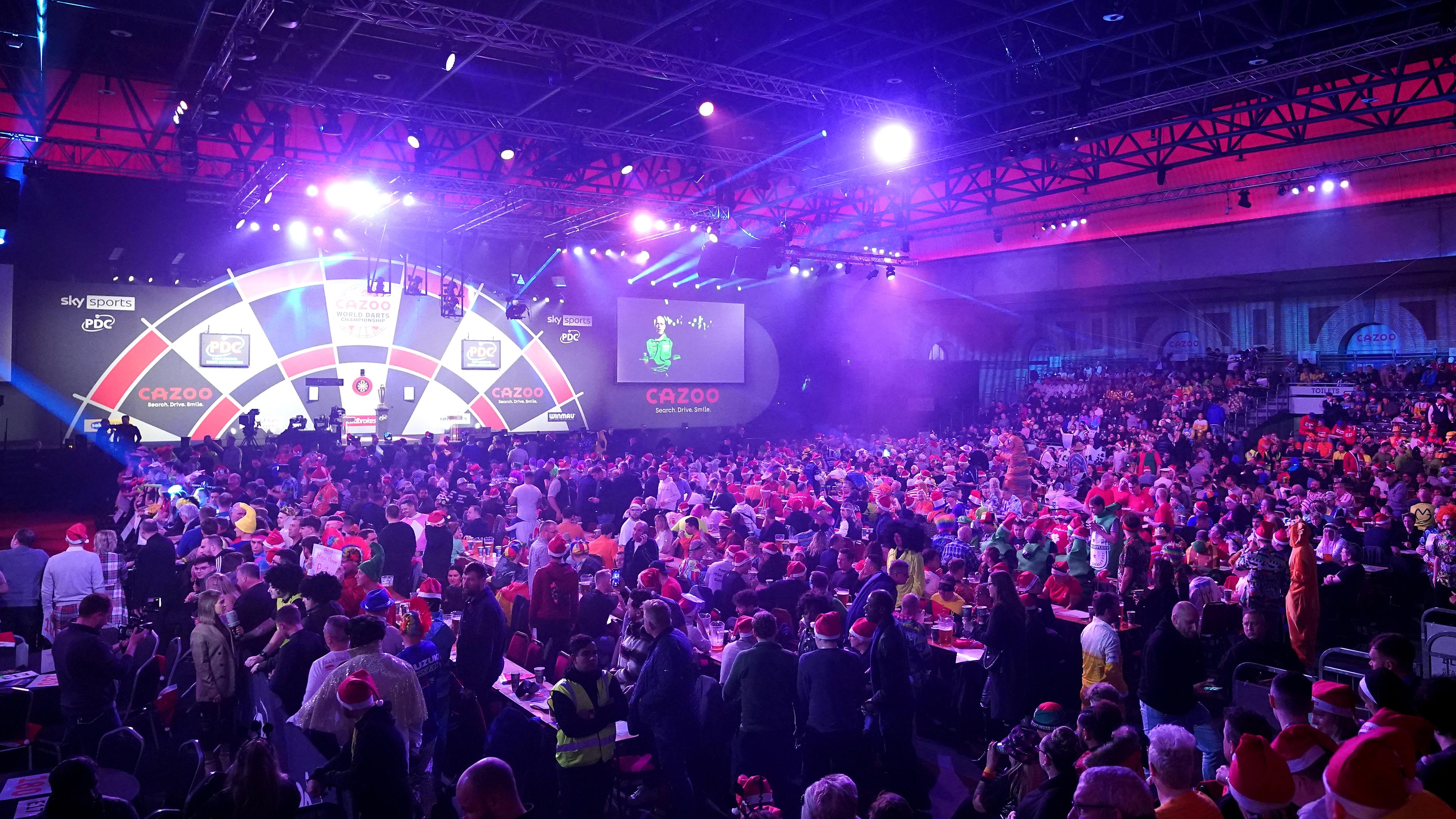 Fans warten auf den Beginn des Finales.