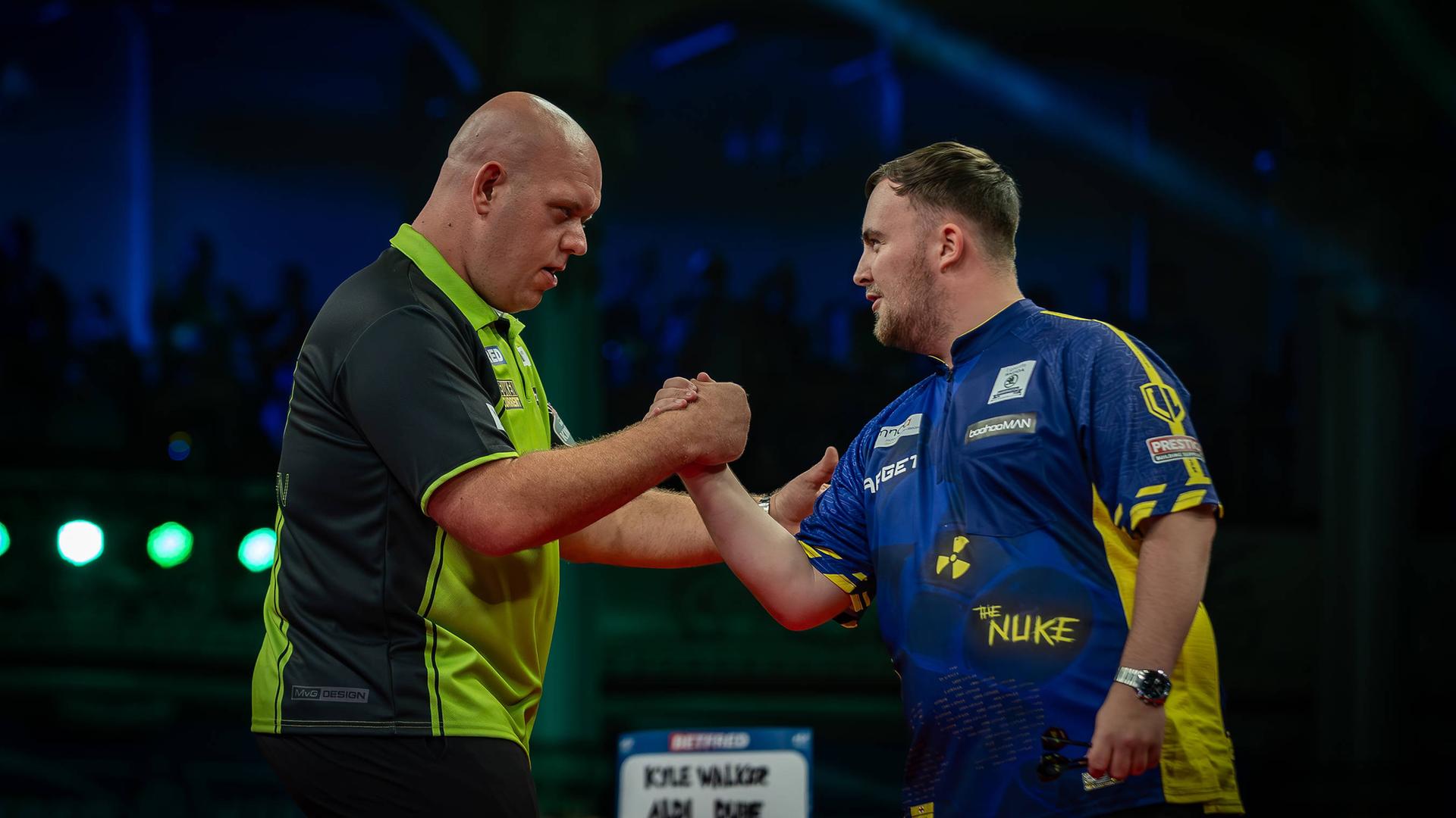 Die Dartsspieler Luke Littler und Michael van gerwen geben sich die Hand.