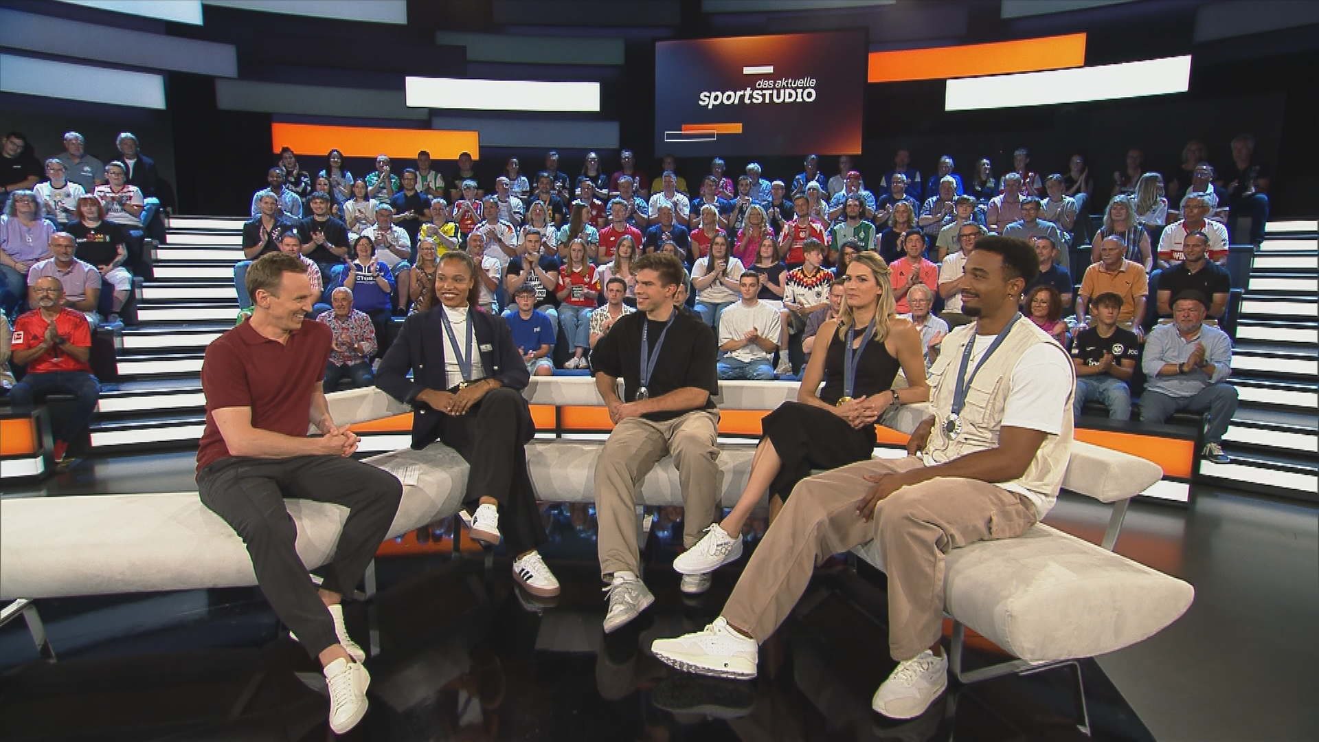 Yemisi Ogunleye, Sonja Greinacher, Renars Uscins und Leo Neugebauer bei Jochen Breyer im sportstudio