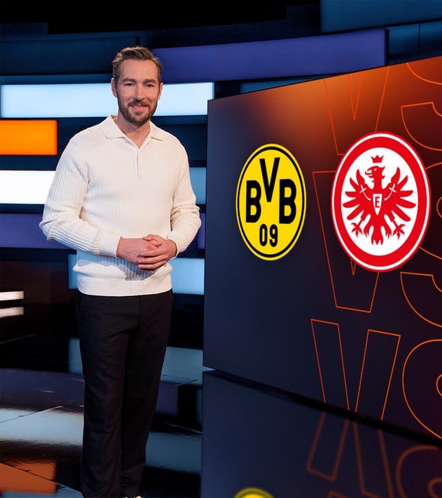 Sven Voss im aktuellen sportstudio vor Monitor mit Spielpaarung Dortmund - Frankfurt