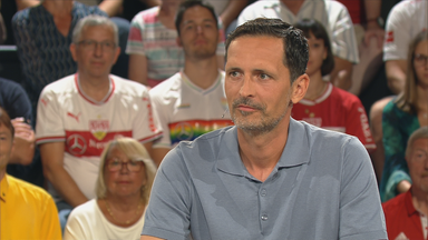 Eintracht Frankfurts Trainer Dino Toppmöller während seines Interviews im aktuellen Sportstudio.