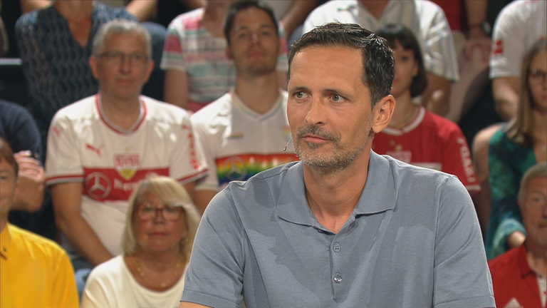 Eintracht Frankfurts Trainer Dino Toppmöller während seines Interviews im aktuellen Sportstudio.