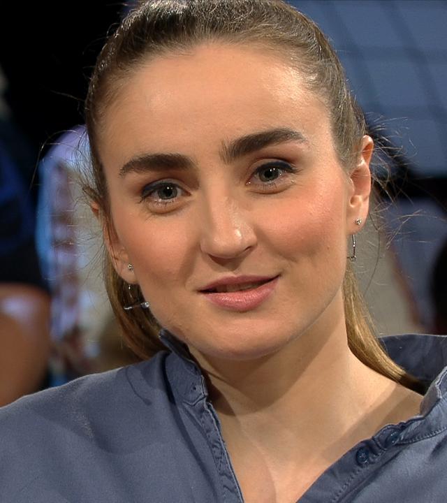 Die deutsche Para-Schwimmerin Elena Semechin während ihrem Interview mit Moderator Sven Voss.