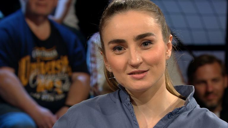 Die deutsche Para-Schwimmerin Elena Semechin während ihrem Interview mit Moderator Sven Voss.