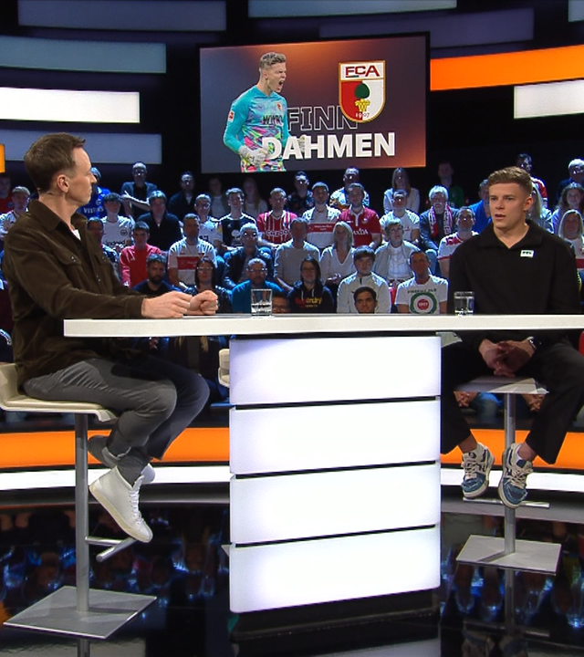 Augsburgs Torhüter Finn Dahmen während seinem Interview im aktuellen Sportstudio.