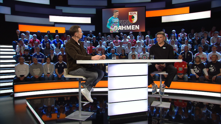 Augsburgs Torhüter Finn Dahmen während seinem Interview im aktuellen Sportstudio.