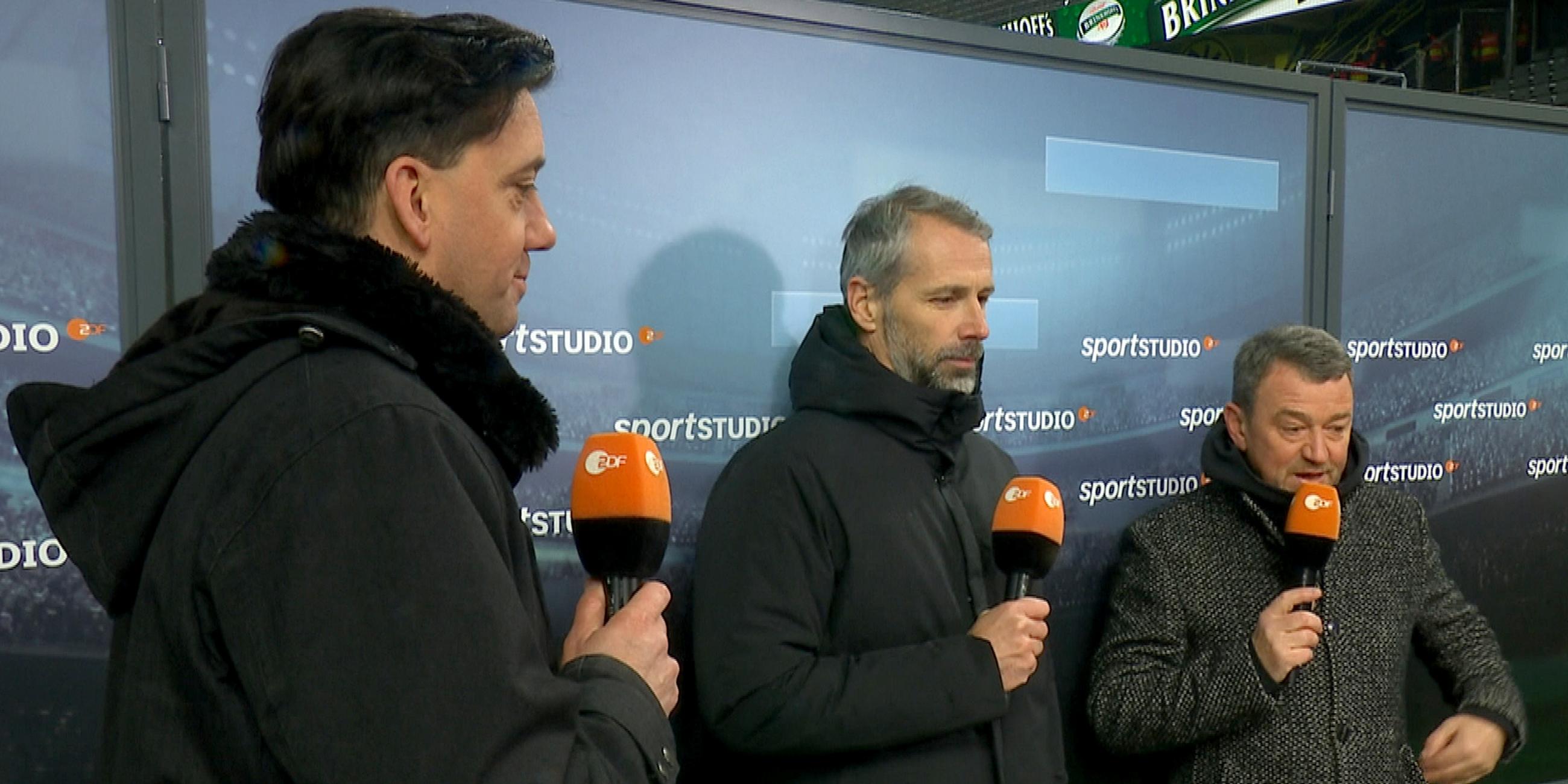 Manuel Gräfe, Marco Rose und Thomas Skulski stehen nebeneinander und halten Mikrophone in der Hand.