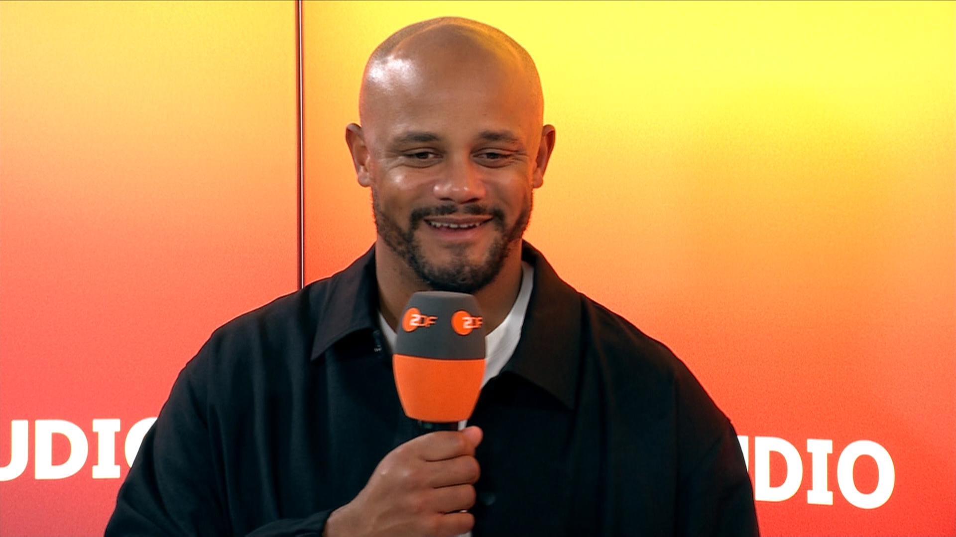 Bayern Münchens Trainer Vincent Kompany bei seinem Interview im Ministudio.