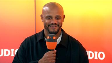 Bayern Münchens Trainer Vincent Kompany bei seinem Interview im Ministudio.