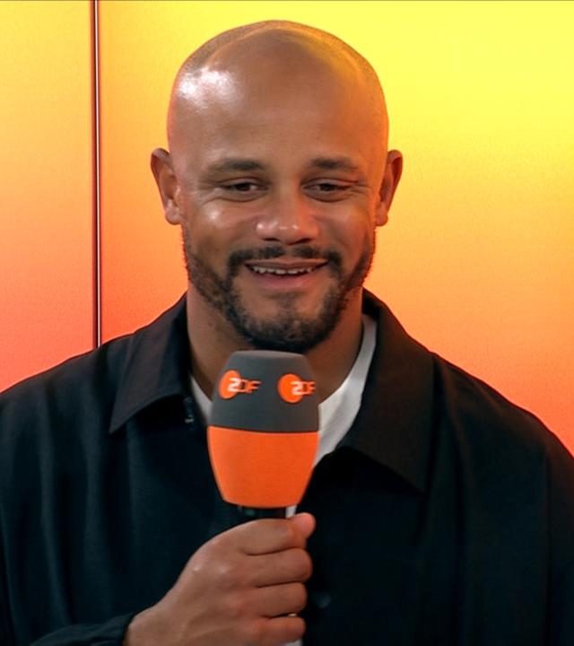 Bayern Münchens Trainer Vincent Kompany bei seinem Interview im Ministudio.