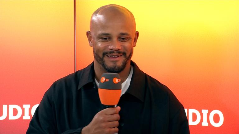 Bayern Münchens Trainer Vincent Kompany bei seinem Interview im Ministudio.