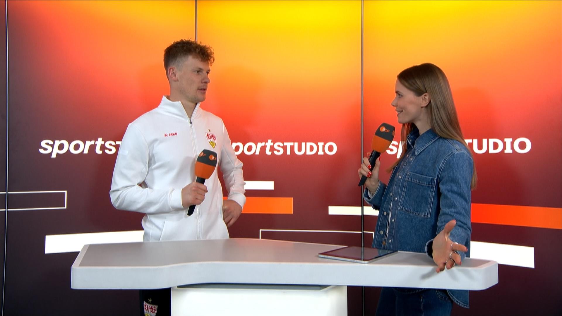 Stuttgarts Torwart Alexander Nübel und Moderatorin Lili Engels im Ministudio.