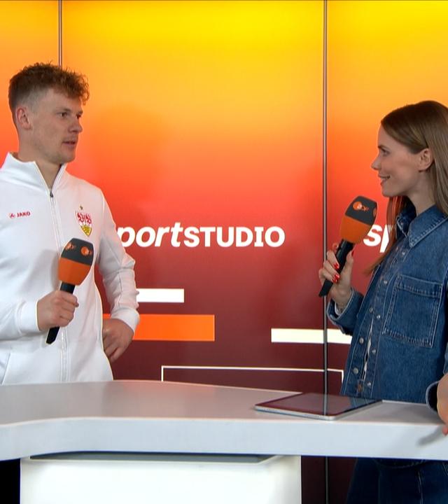 Stuttgarts Torwart Alexander Nübel und Moderatorin Lili Engels im Ministudio.