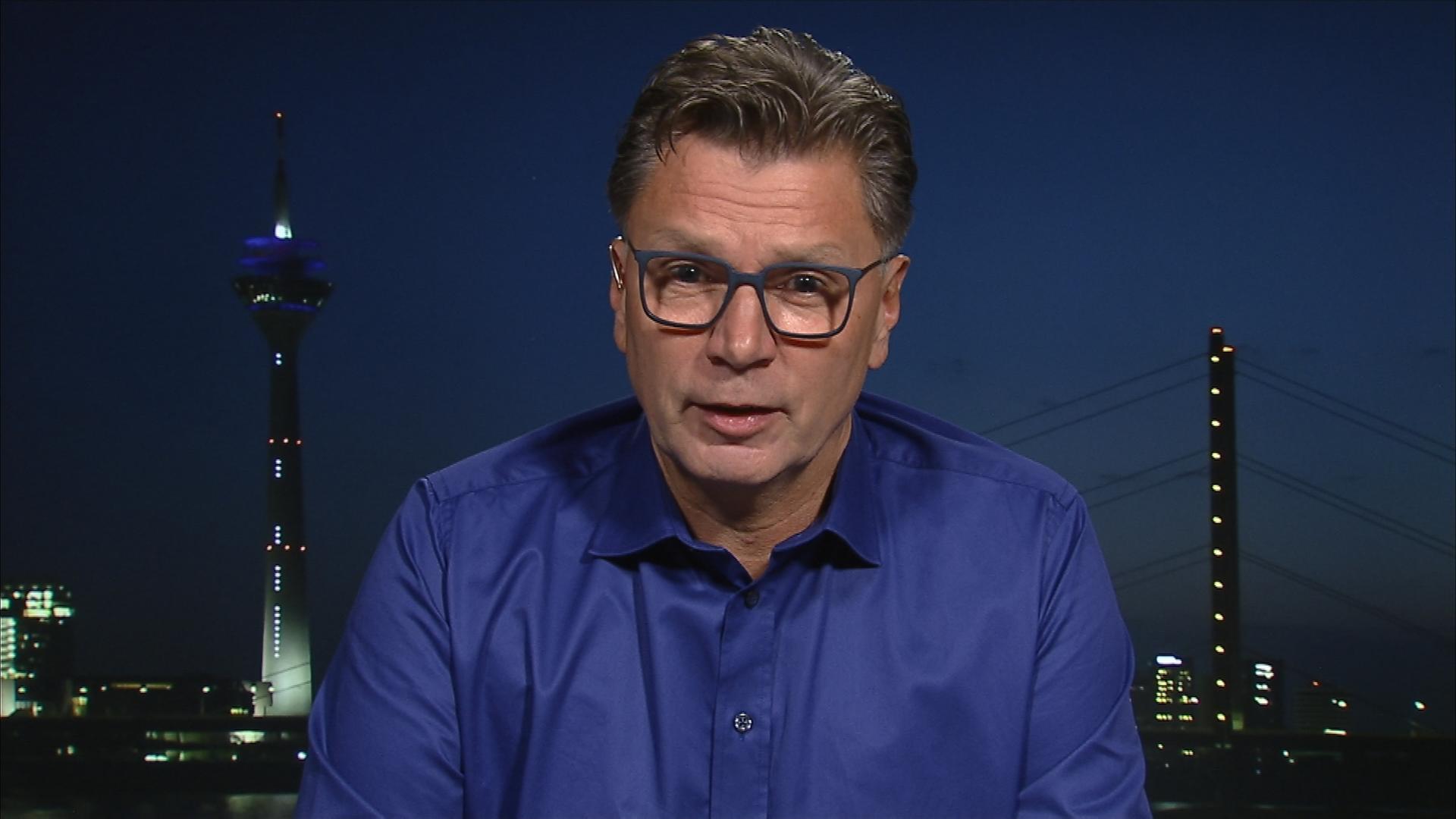 Schiedsrichter-Experte Thorsten Kinhöfer wird interviewt zu einer Spielszene.