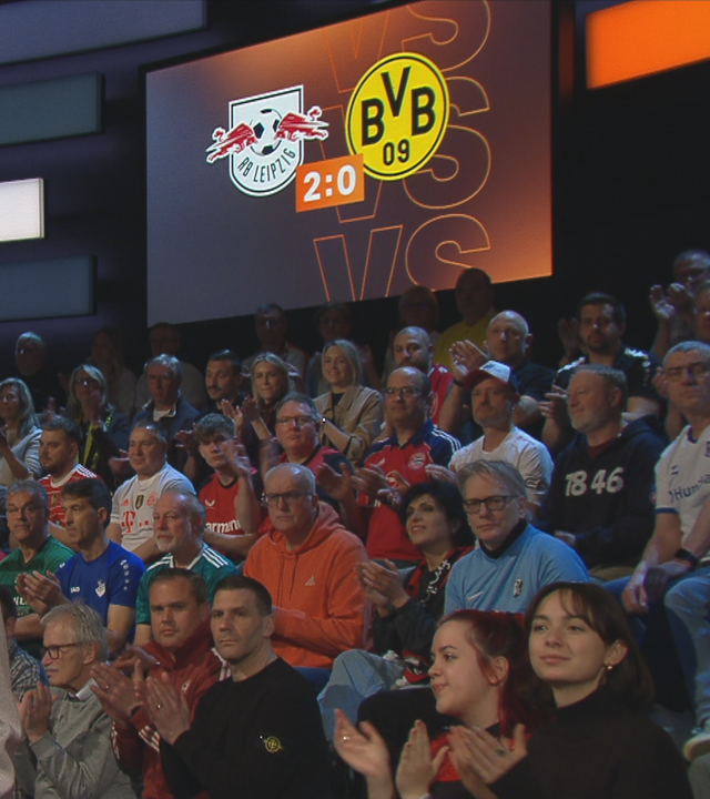 Moderatorin Katrin Müller-Hohenstein im aktuellen Sportstudio, mit dem Topspiel im Hintergrund.