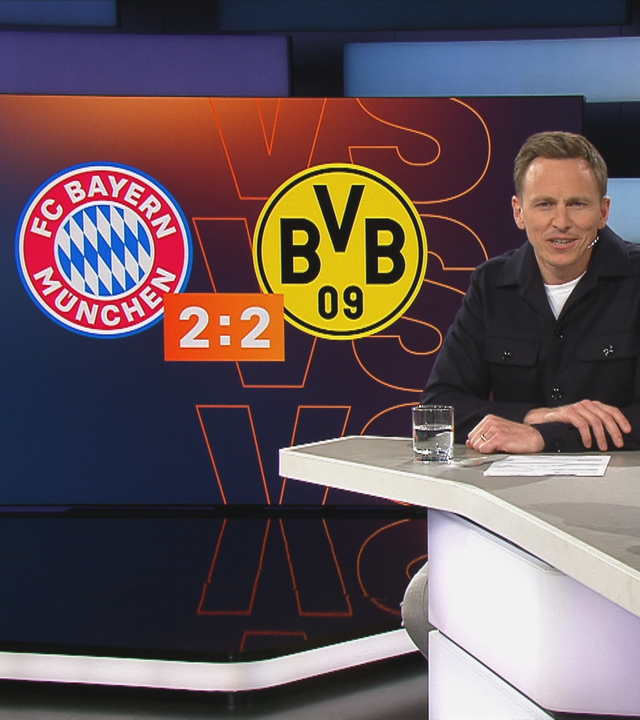 Der Moderator Jochen Breyer im aktuellen Sportstudio. Im Hintergrund das Topspiel zwischen Bayern München und Borussia Dortmund.