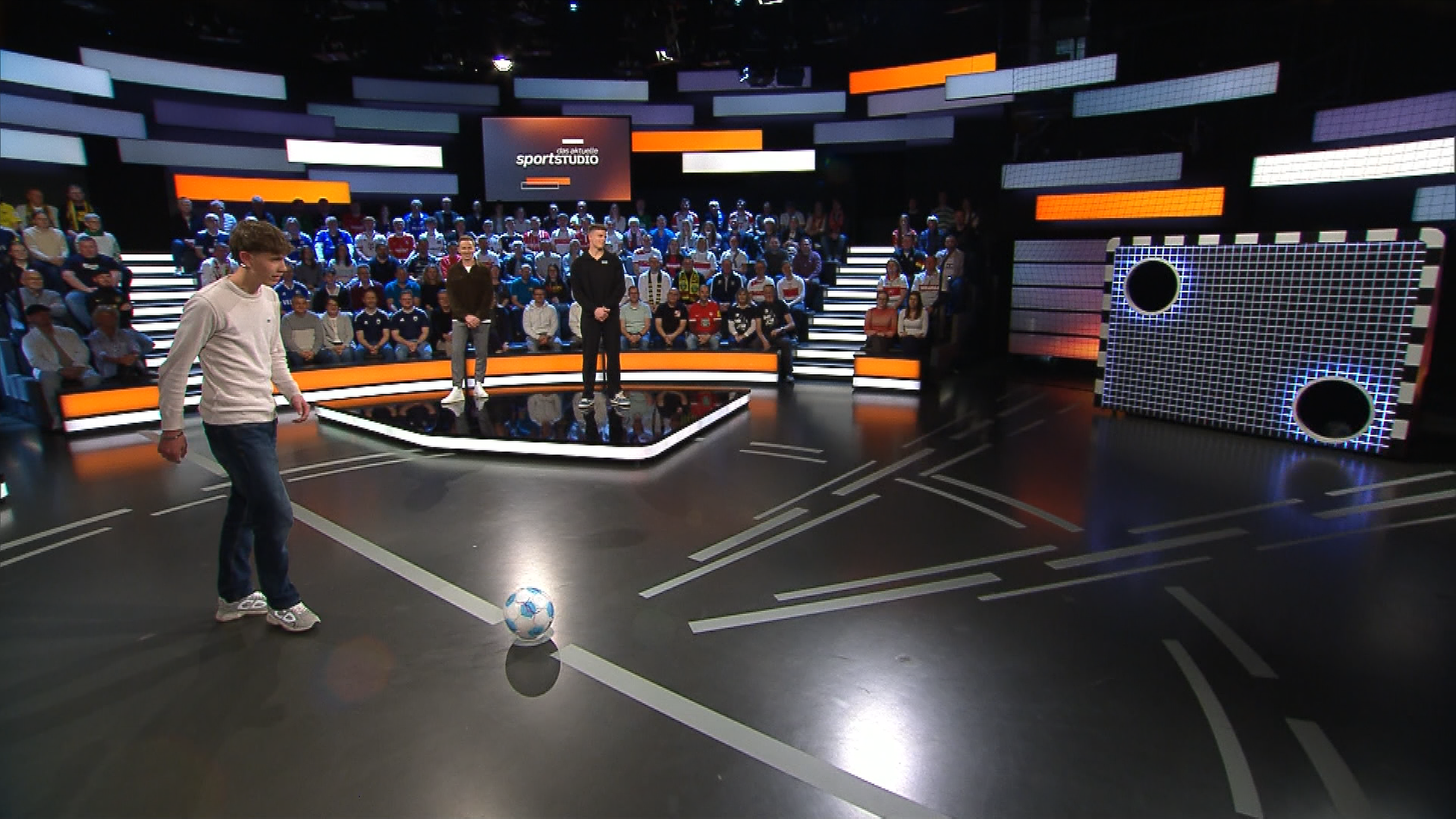 Finn Dahmen und Noel Urbaniak schießen auf die Torwand des aktuellen Sportstudios.
