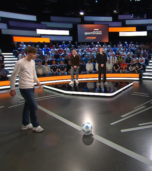 Finn Dahmen und Noel Urbaniak schießen auf die Torwand des aktuellen Sportstudios.