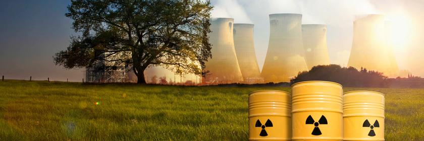 Montage: Auf einer Wiese stehen im Vordergrund drei Atommülltonnen, im Hintergrund steht links ein Baum und rechts mehrere qualmende Atommeiler.