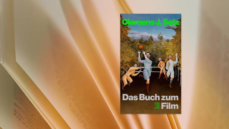 Auf einem Buchumschlang sind Männer in altmodischen geringelten Sportanzügen zu sehen, die mit einem Ball spielen.