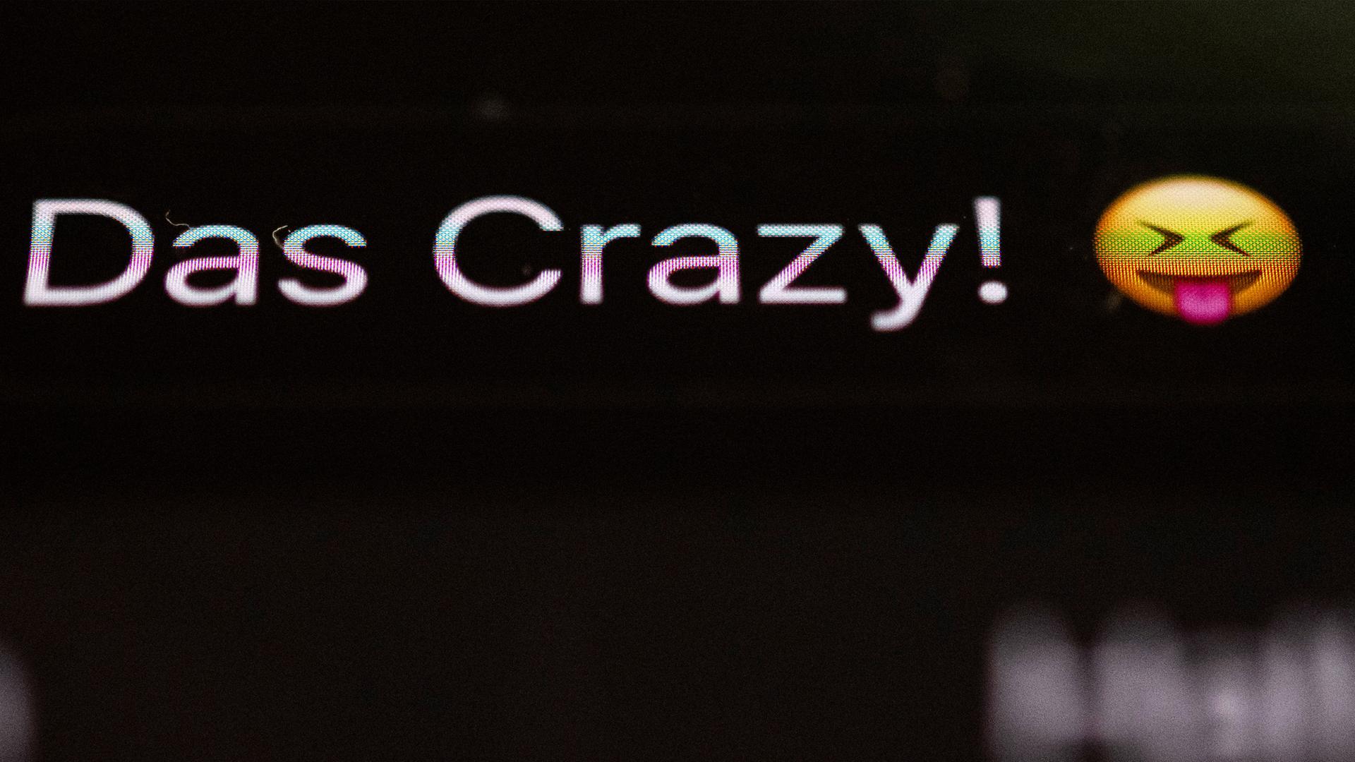 Die Worte Das Crazy! sind auf dem Display eines Smartphones zu sehen.