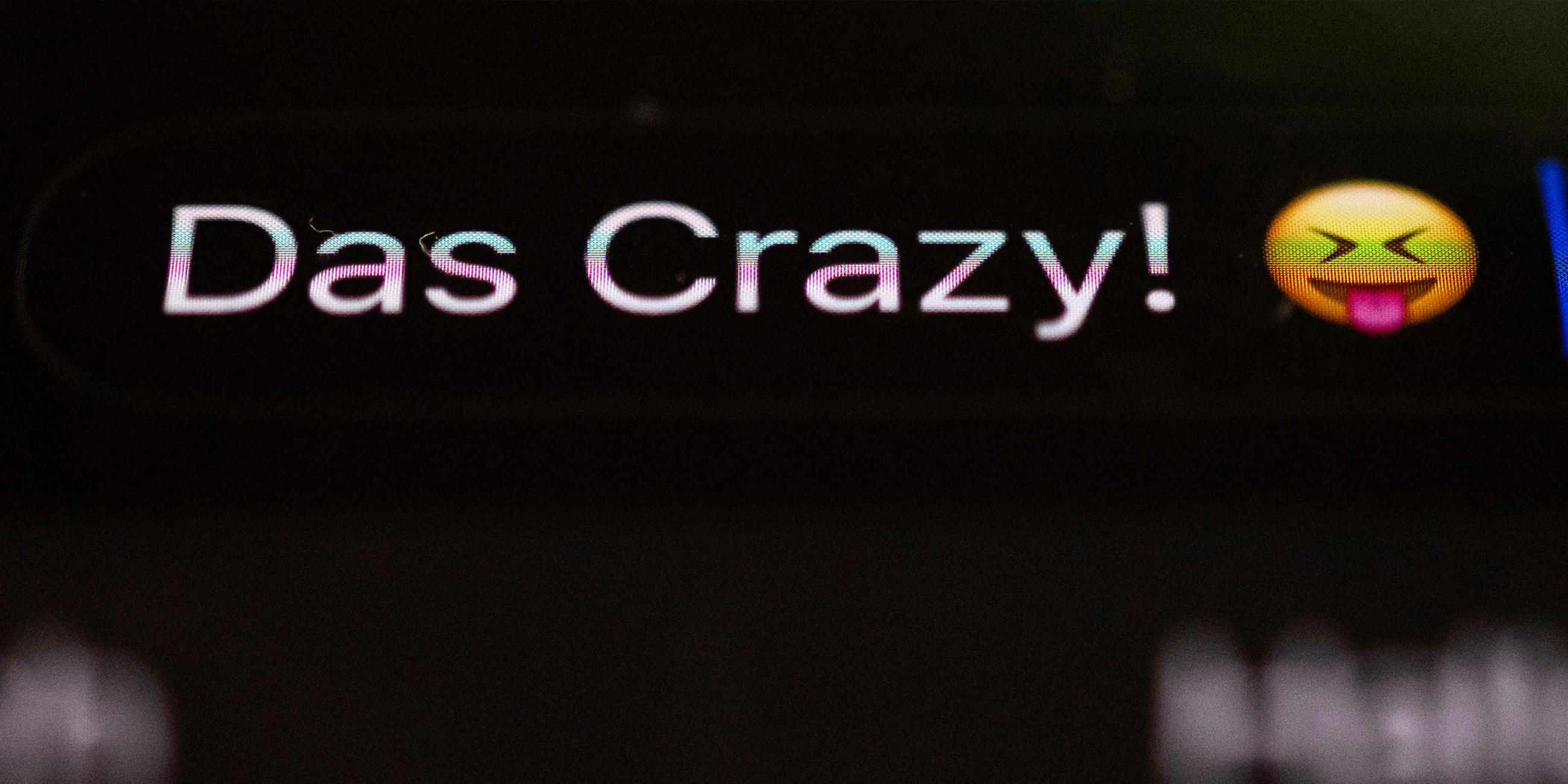 Die Worte Das Crazy! sind auf dem Display eines Smartphones zu sehen.