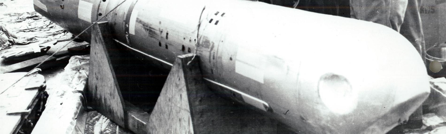 "Das Geheimnis der verlorenen Atombomben: Nukleare Zwischenfälle der 60er-Jahre": Schwarz-Weiß-Foto: Mehrere Soldaten stehen vor einer Wasserstoffbombe.