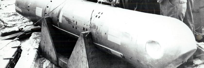 "Das Geheimnis der verlorenen Atombomben: Nukleare Zwischenfälle der 60er-Jahre": Schwarz-Weiß-Foto: Mehrere Soldaten stehen vor einer Wasserstoffbombe.