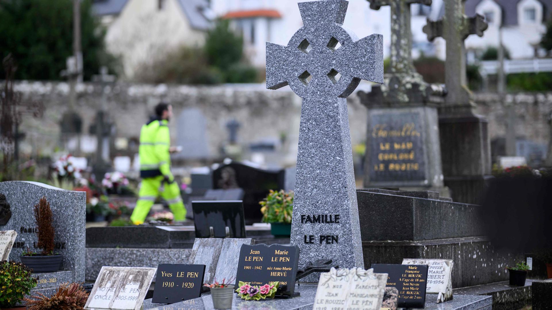 Dieses Foto zeigt das Grab der Familie Le Pen auf dem Friedhof von La Trinite-sur-Mer, Westfrankreich, am 7. Januar 2025, wenige Stunden nach dem Tod des französischen rechtsextremen Politikers Jean-Marie Le Pen. 