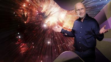 Harald Lesch steht mit ausgebreiteten Armen vor einem "Urknall"