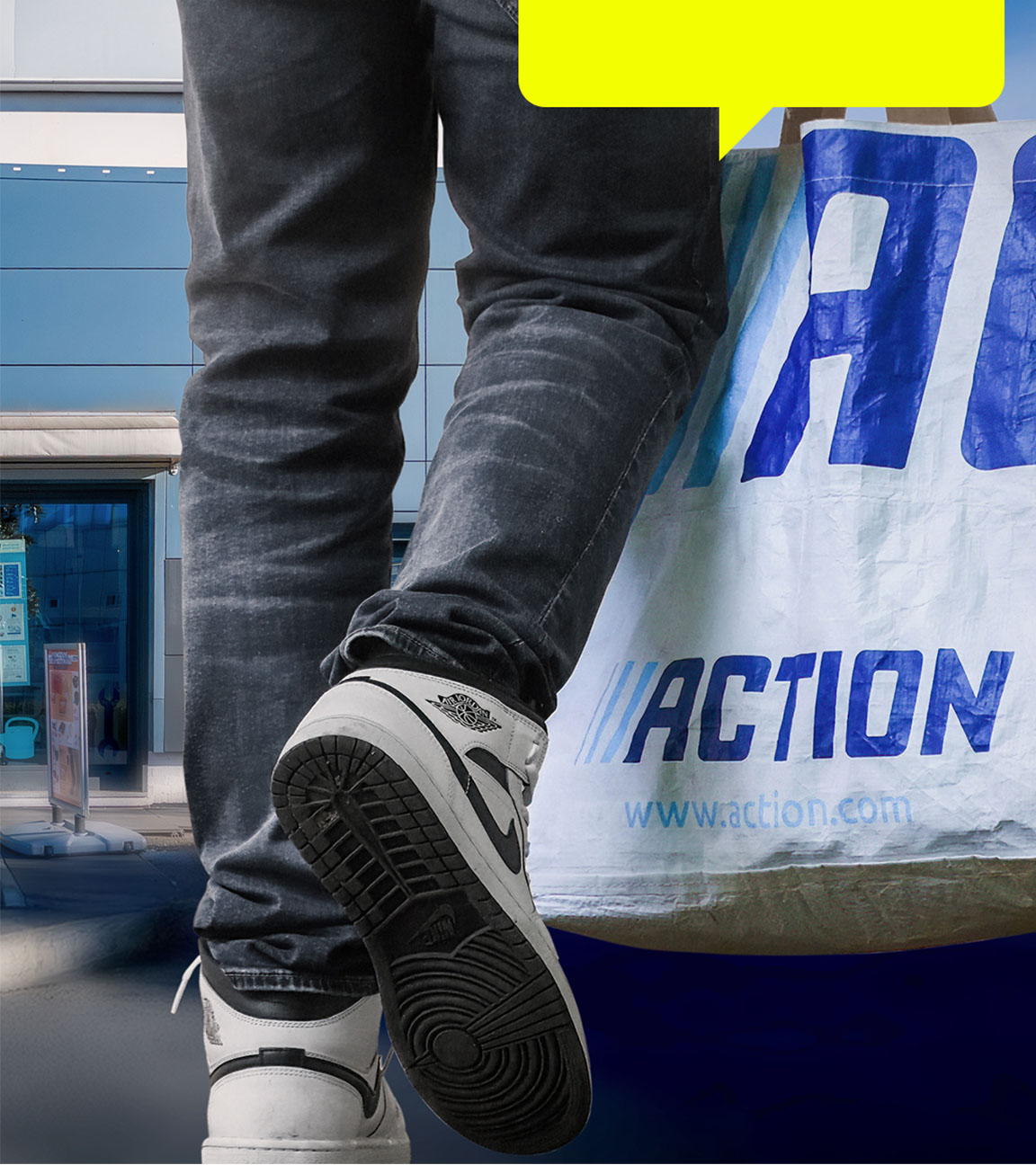 Collage: Eingang eines Action-Discounters links, rechts ein Mann trägt eine Action-Tüte
