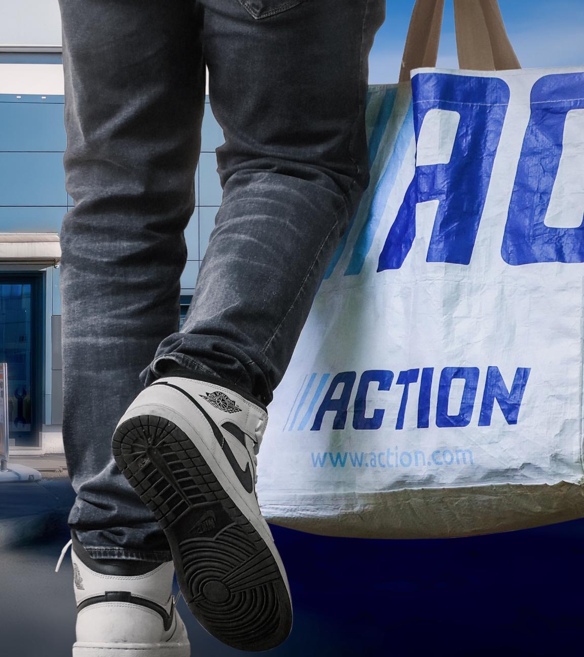 Collage: Eingang eines Action-Discounters links, rechts ein Mann trägt eine Action-Tüte