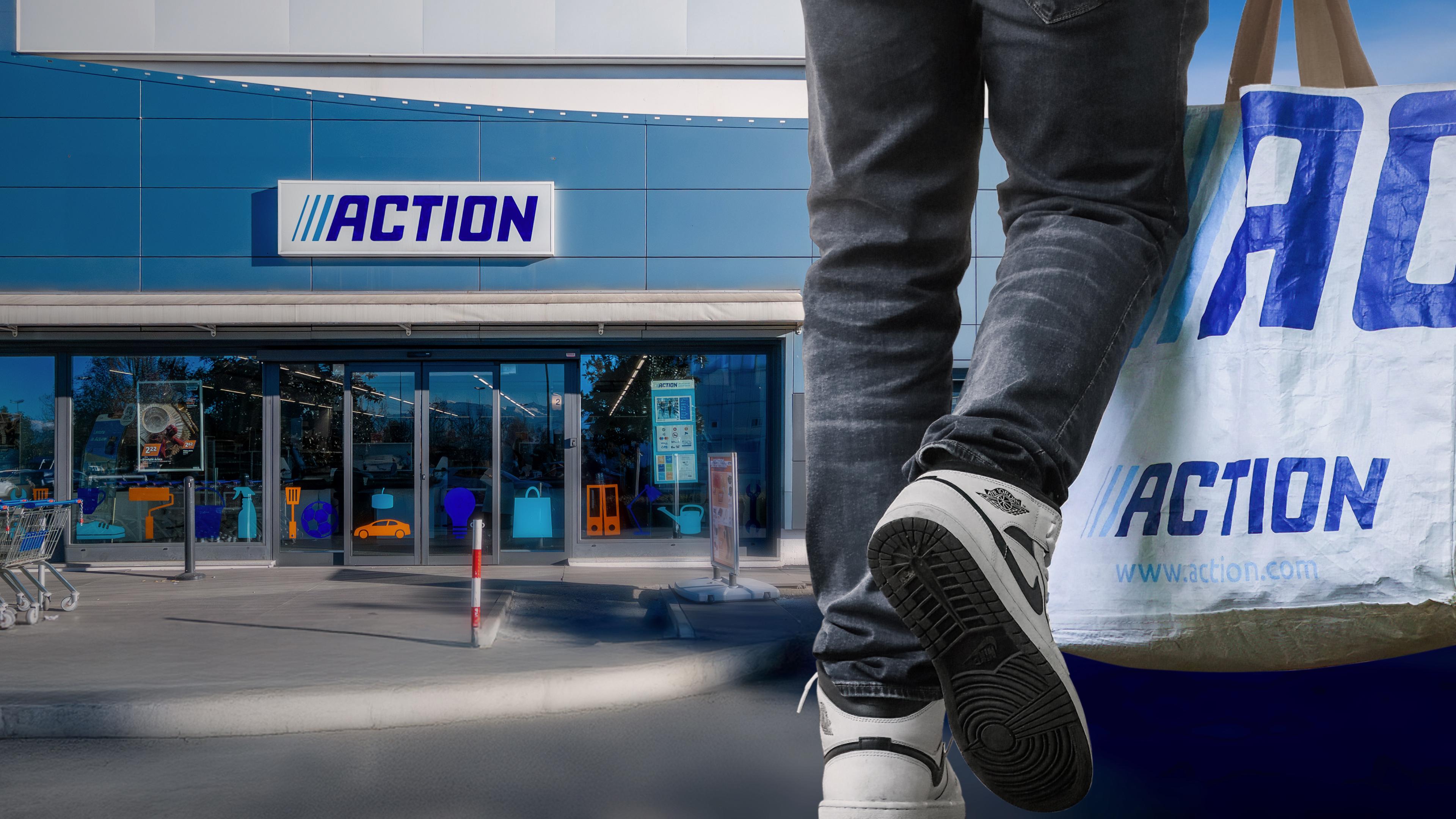 Collage: Eingang eines Action-Discounters links, rechts ein Mann trägt eine Action-Tüte