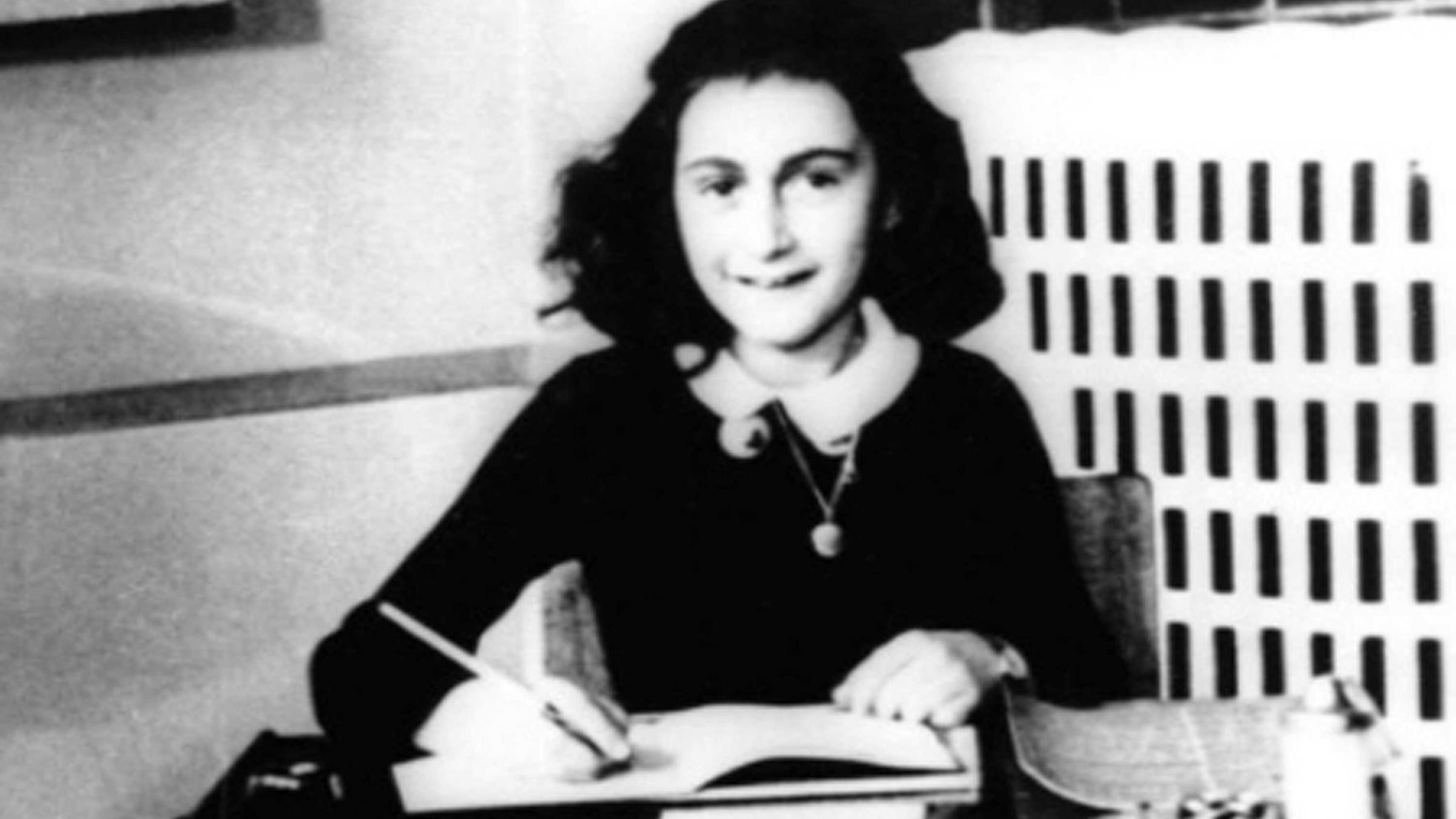 "Das Tagebuch der Anne Frank: Geschichte eines Verrats": Undatierte Aufnahme von Anne Frank am Schreibtisch. 