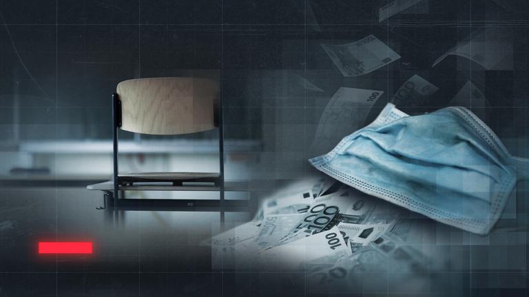 Montage: leerer Stuhl und Tafel im Klassenzimmer, Corona-Maske auf Geldberg