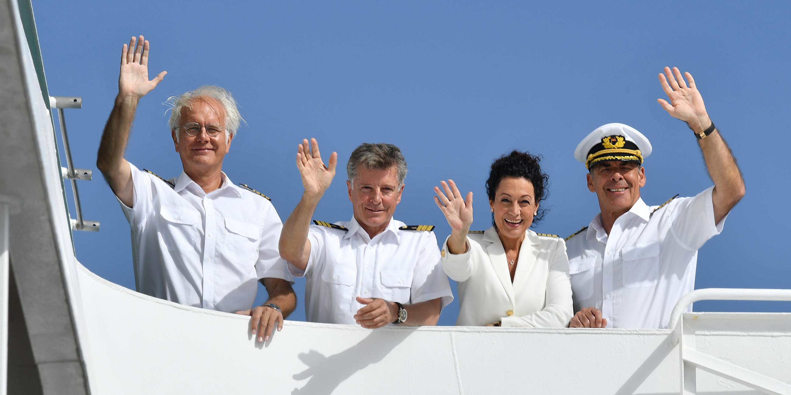 Hanna Liebhold (Barbara Wussow, M.) die neue Hoteldirektorin des Traumschiffs zusammen mit Kapitän Viktor Burger (Sascha Hehn, r.), Dr. Wolf Sander (Nick Wilder, 2.v. l.) und Kreuzfahrtdirektor Oskar Schifferle (Harald Schmidt, l.) an ihrem neuen Arbeitsplatz
