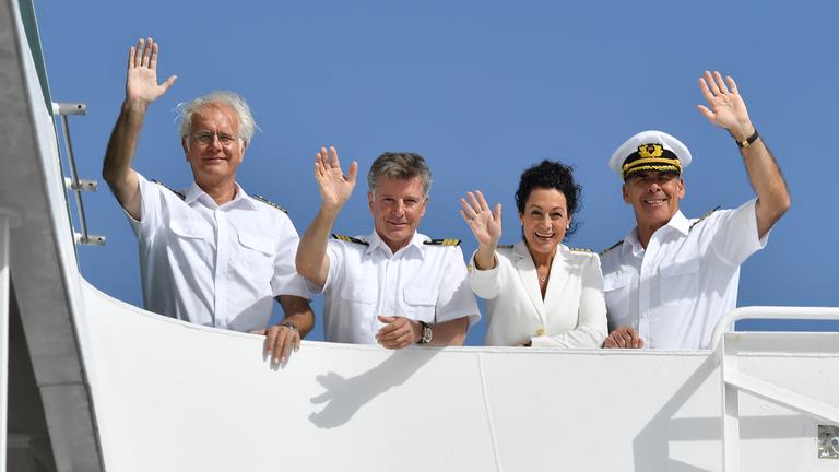 Hanna Liebhold (Barbara Wussow, M.) die neue Hoteldirektorin des Traumschiffs zusammen mit Kapitän Viktor Burger (Sascha Hehn, r.), Dr. Wolf Sander (Nick Wilder, 2.v. l.) und Kreuzfahrtdirektor Oskar Schifferle (Harald Schmidt, l.) an ihrem neuen Arbeitsplatz