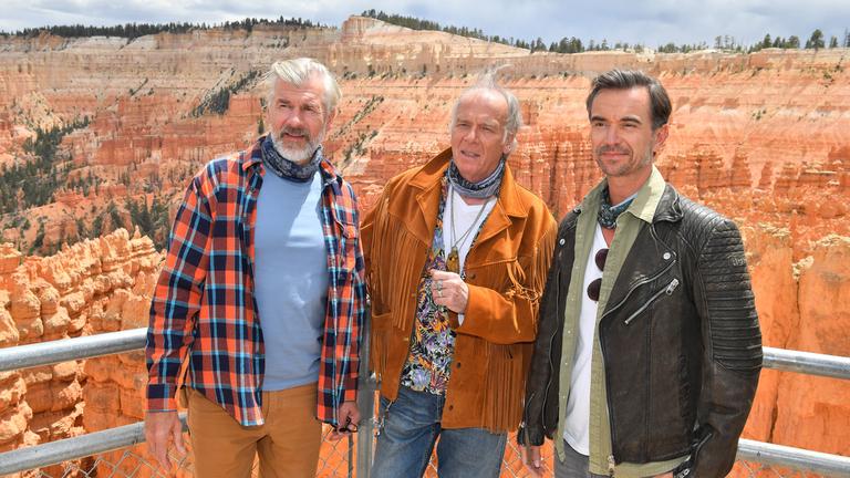 Filmszene aus "Das Traumschiff Utah": Stefan Fieringer (Wolfgang Fierek, M.), Max Parger (Florian Silbereisen, r.) und Martin Grimm (Daniel Morgenroth, l.)