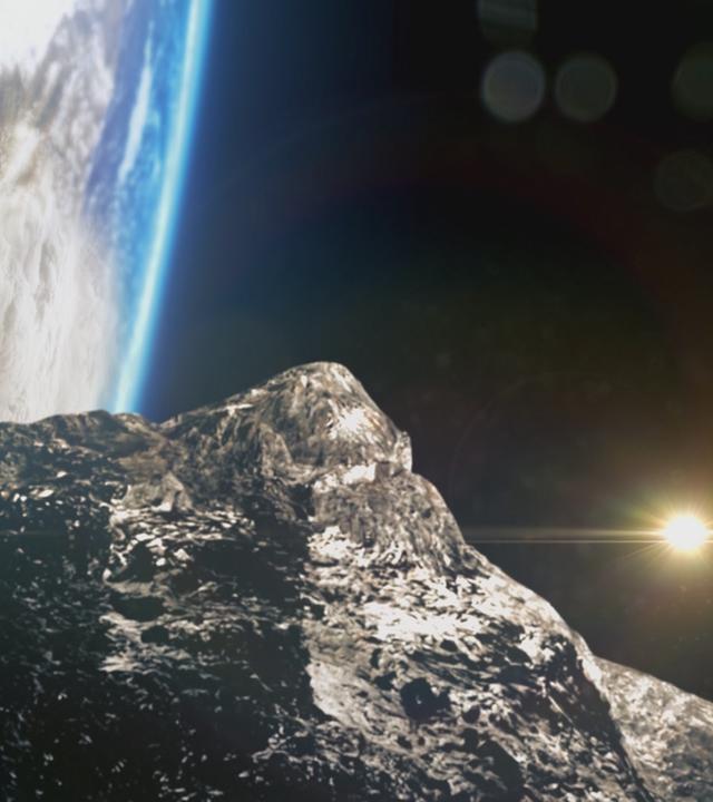 Ein großer Asteroid fliegt auf einen Planeten zu. Im Hintergrund blitzt ein heller Stern auf.