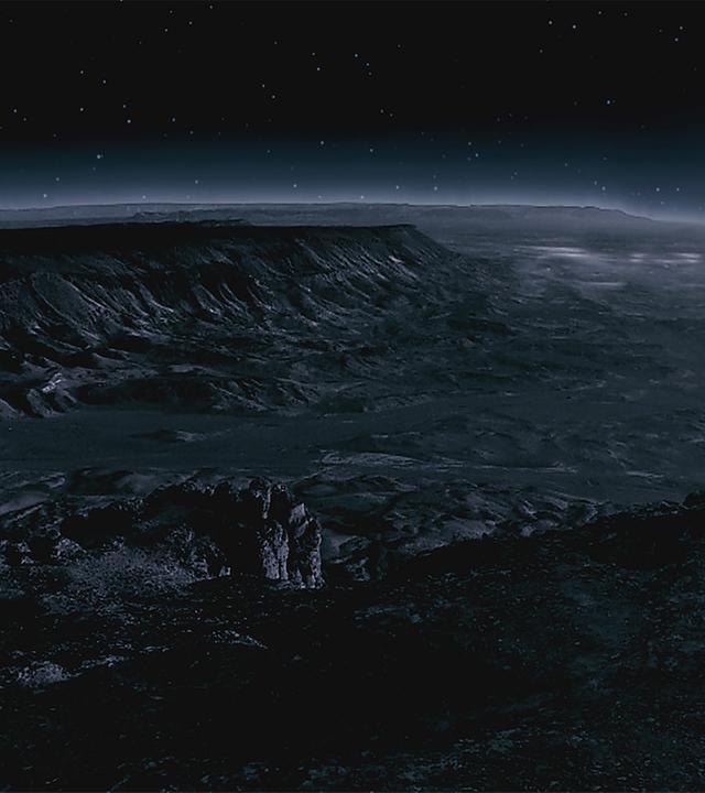 In der Dunkelheit ist eine raue Landschaft in einer bergigen Umgebung zu sehen. Im Hintergrund sind Sterne am Himmel.